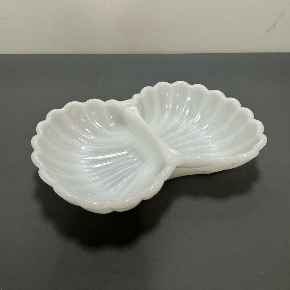 Elegant White Shell-Shaped Dish